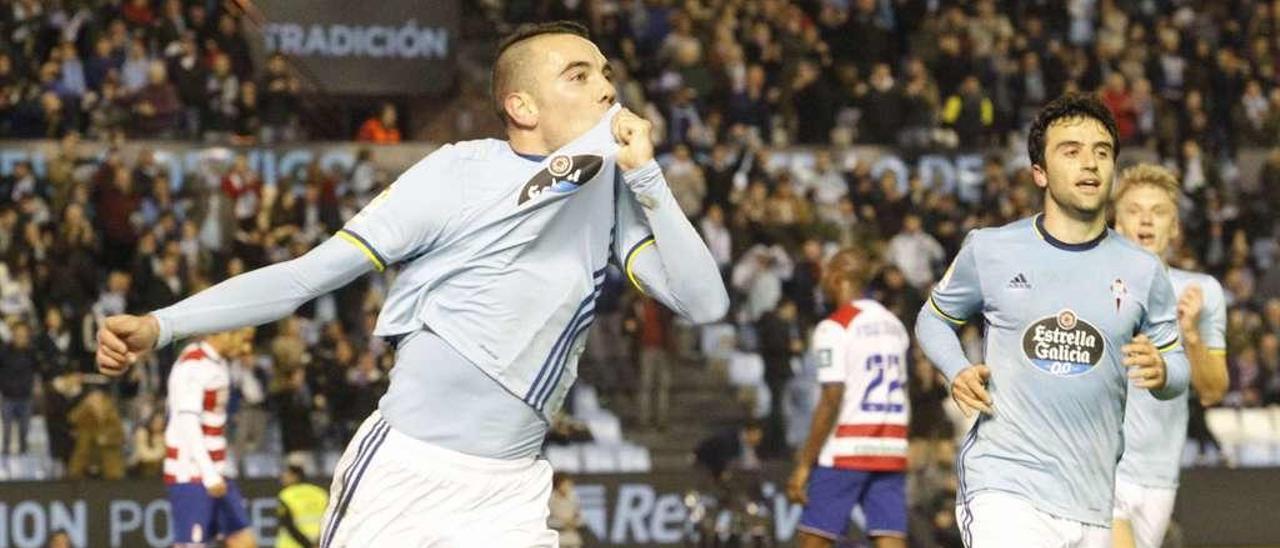 Iago Aspas besa el escudo del Celta tras marcarle al Granada en el último compromiso liguero disputado por el Celta en Balaídos. // Alba Villar