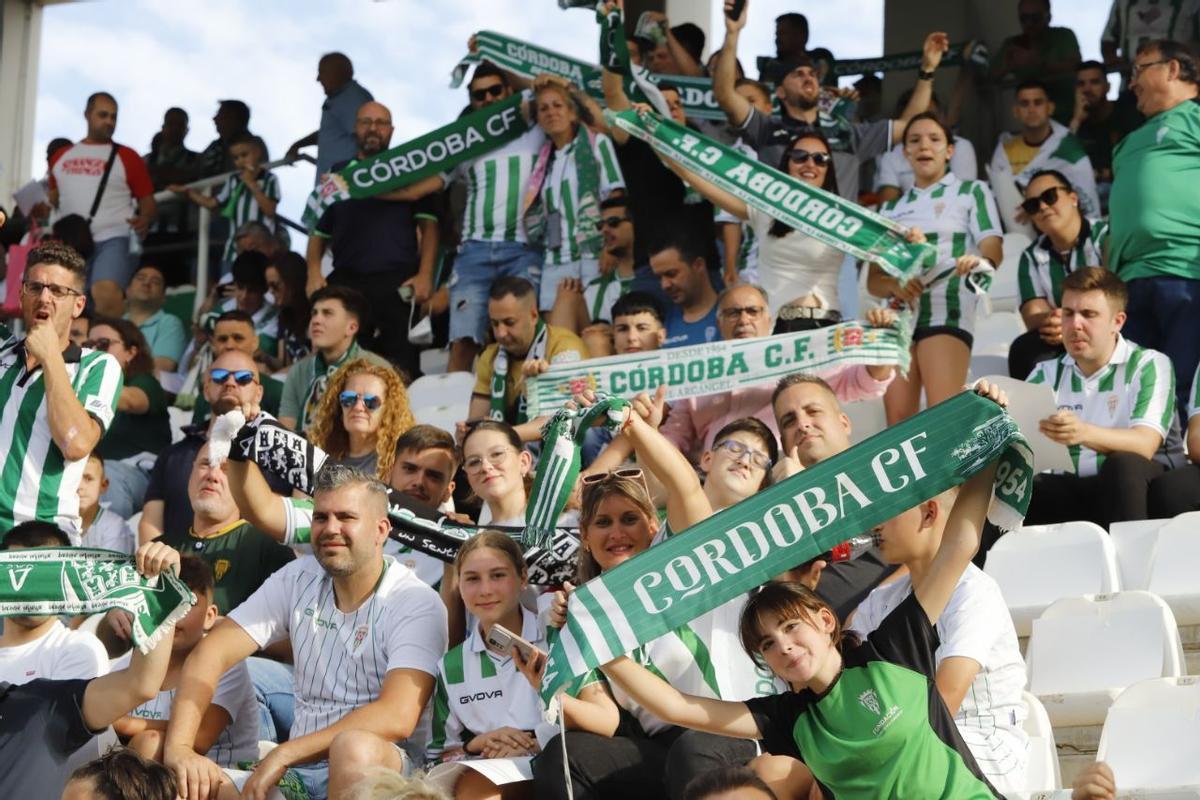 La afición blanquiverde anima al Córdoba CF durante la vuelta ante la Ponferradina.