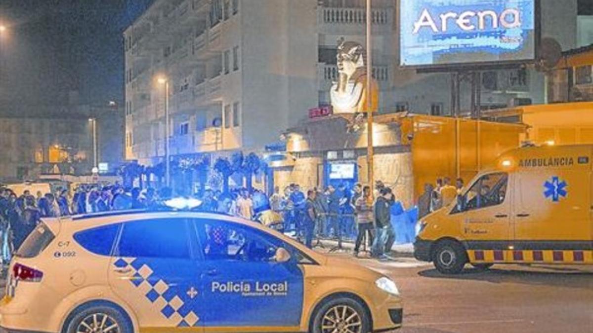 El centro de Blanes, la noche del sábado, tomado por jóvenes, policías y sanitarios.