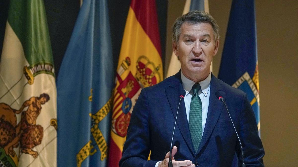 El presidente del PP, Alberto Núñez-Feijóo, ofrece un discurso durante el acto en el que el jefe del Ejecutivo andaluz, Juan Manuel Moreno Bonilla, ha recibido la insignia de oro de la Asociación del Día de Galicia en Asturias.