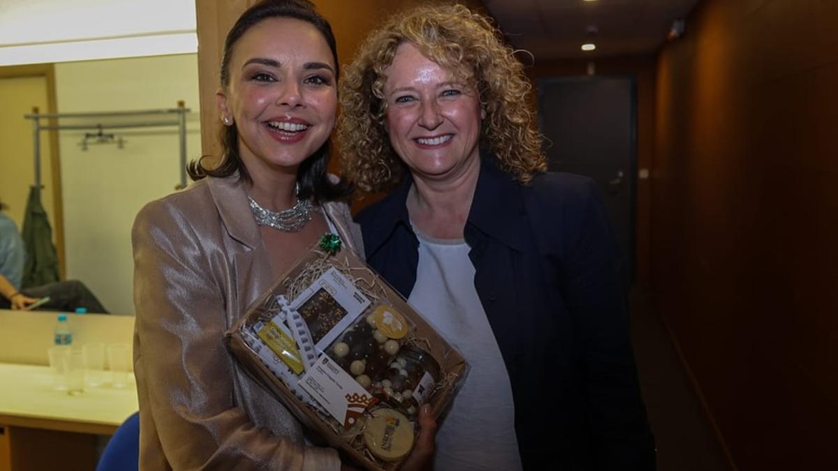 Chenoa con su caja de chocolate regalada por la alcaldesa de Torrent Amparo Folgado.
