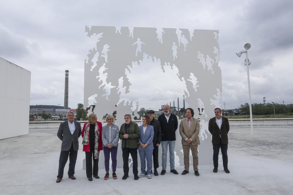 Joan Genovés, junto a sus hijos, en Avilés.