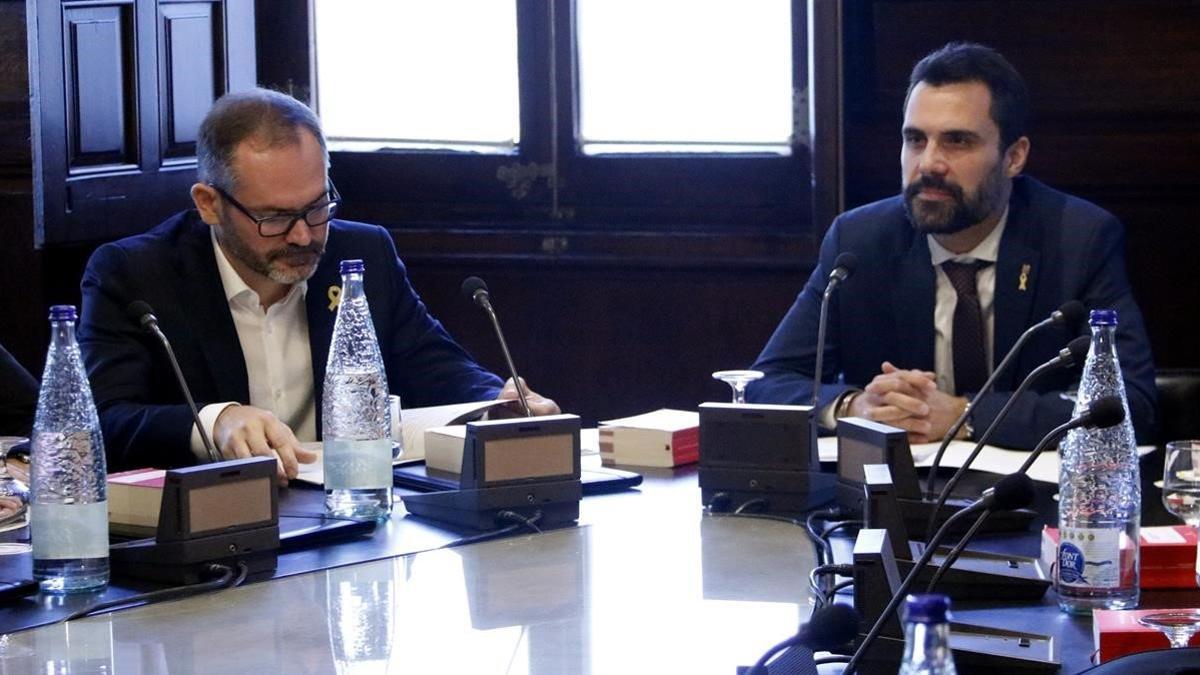 El president del Parlament  Roger Torrent  i el vicepresident primer de la cambra  Josep Costa  a la reunio de la Mesa