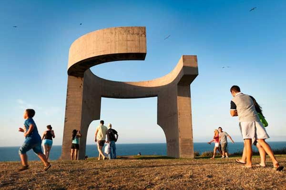 La escultura de Chillida &quot;Elogio del horizonte&quot;.