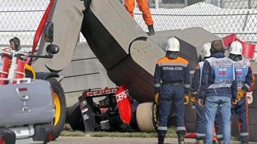 Operaris del circuit de Sochi amb el cotxe de Sainz.