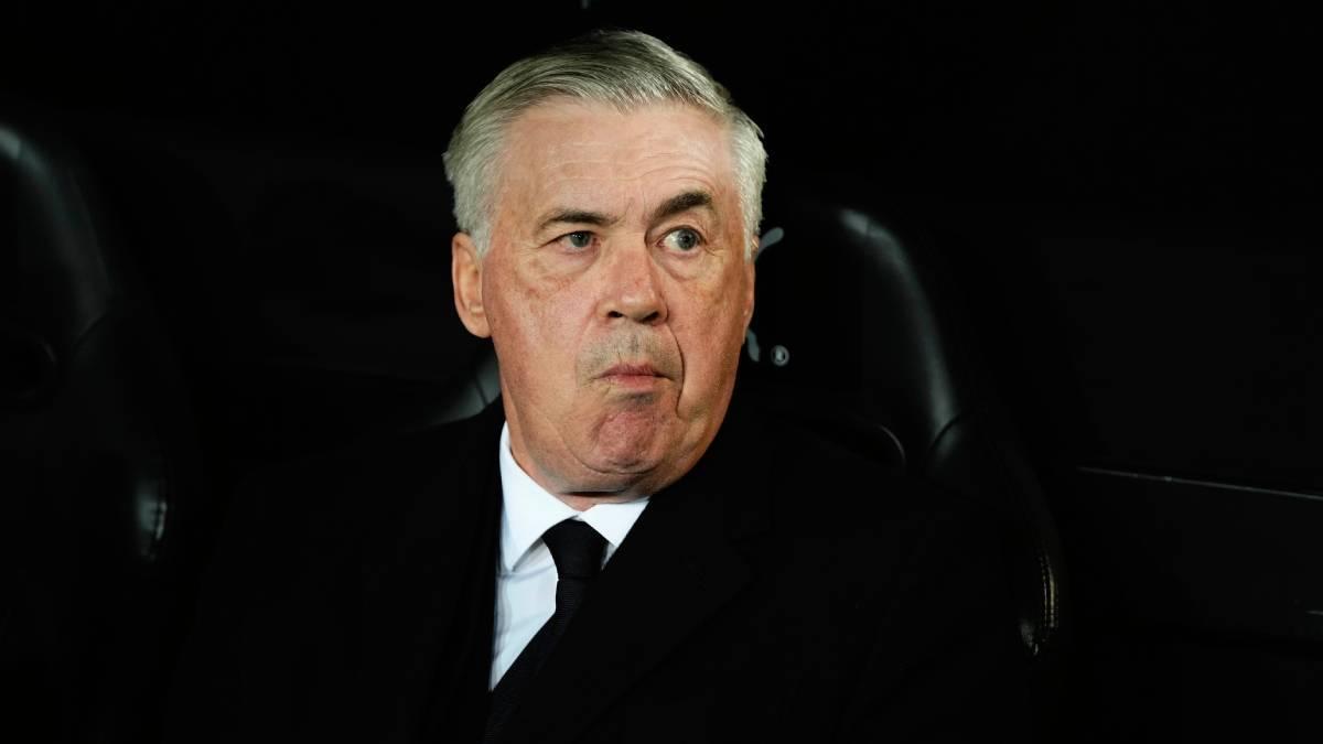 Ancelotti, masticando chicle en el banquillo de Mestalla