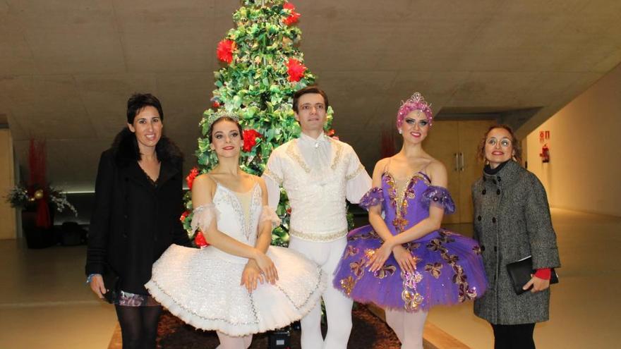 La concejala Rosana Caselles y los bailarines principales.