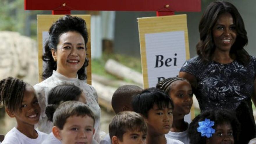 Las primeras damas de China y EEUU bautizan a un panda