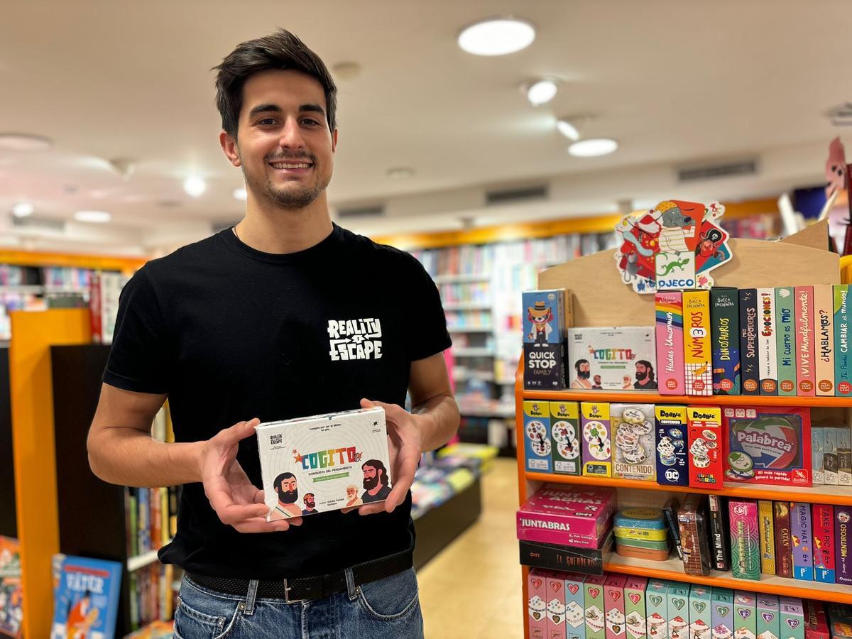 Carlos Fontal con su juego de cartas