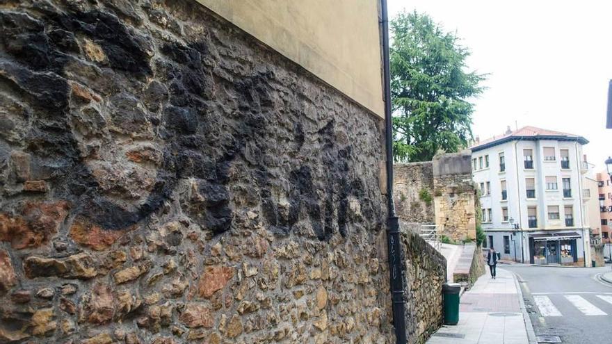 La pintada aparecida en uno de los tramos de la muralla medieval.