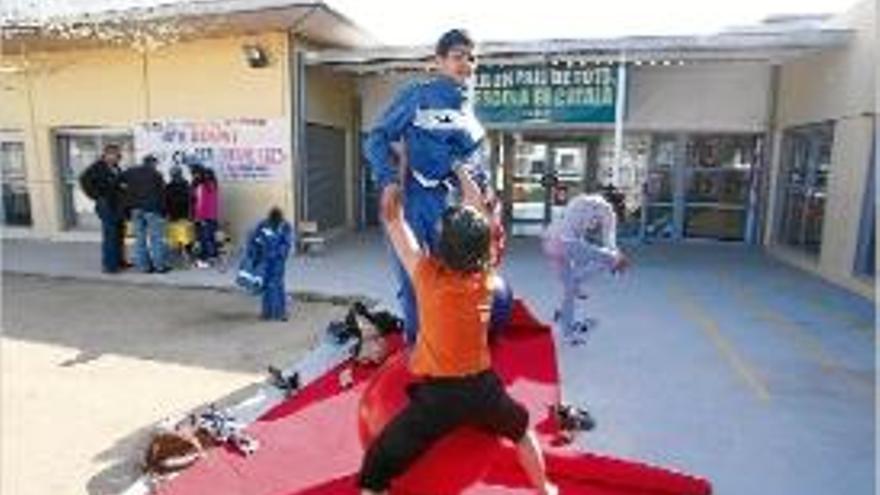 Infants juguen davant del Gegant del Rec, que està en barracons.