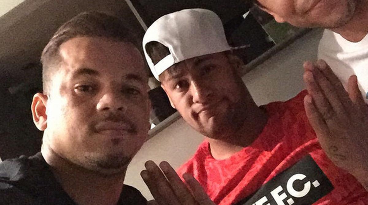 Neymar, amb la cara inflada a causa de les galteres. Neymar, amb la cara inflada a causa de les galteres.