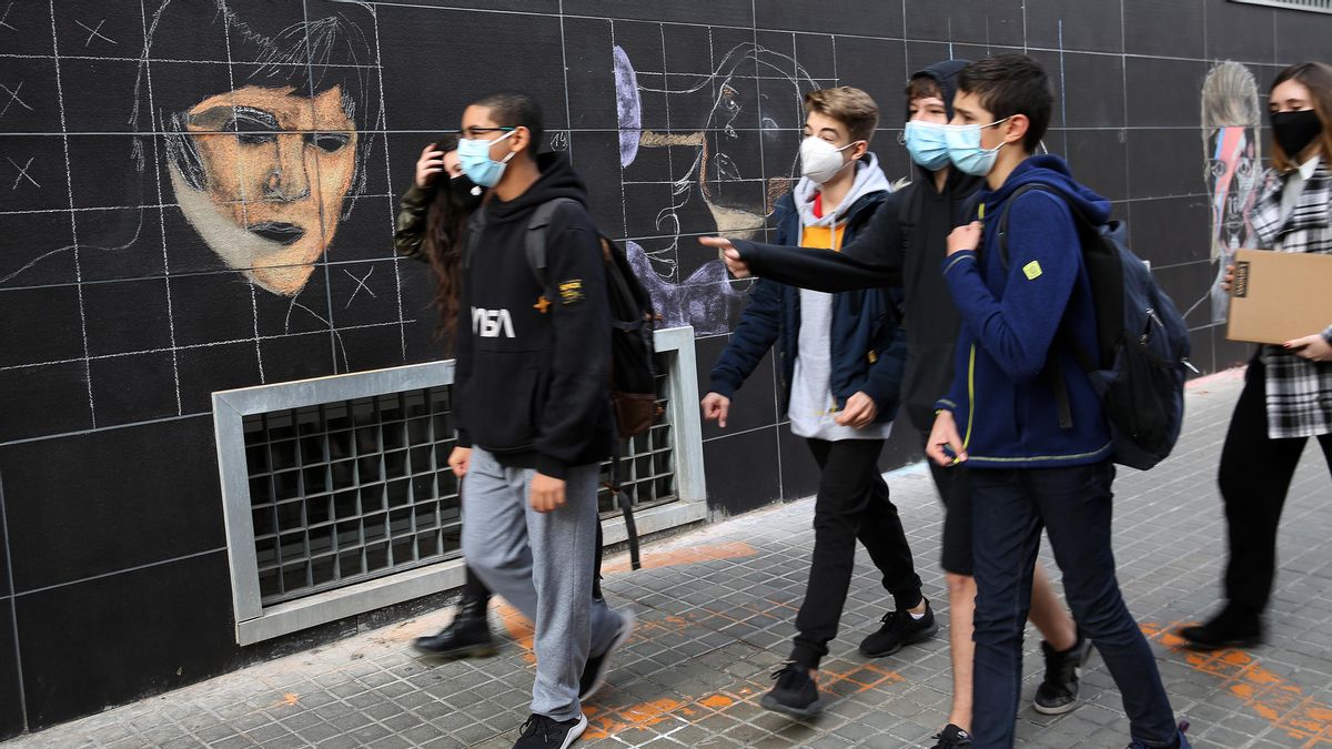 Alumnos del instituto Maragall observan el trabajo de sus compañeros de bachillerato