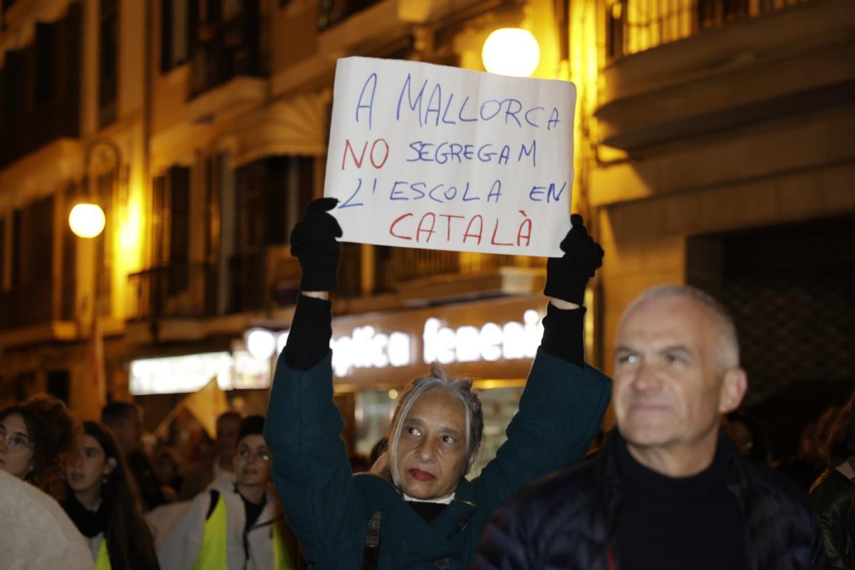 Más de un millar de personas marchan por el centro de Palma para reivindicar una Mallorca antifascista y en catalán