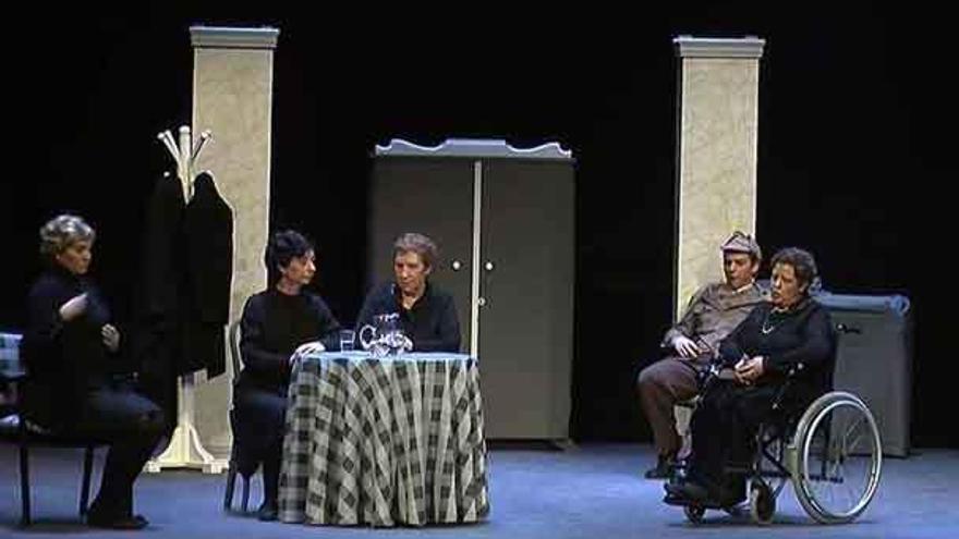 Actores de la compañía alcoyana Bolos Teatre, que ha estrenado una obra ambientada en Zamora.