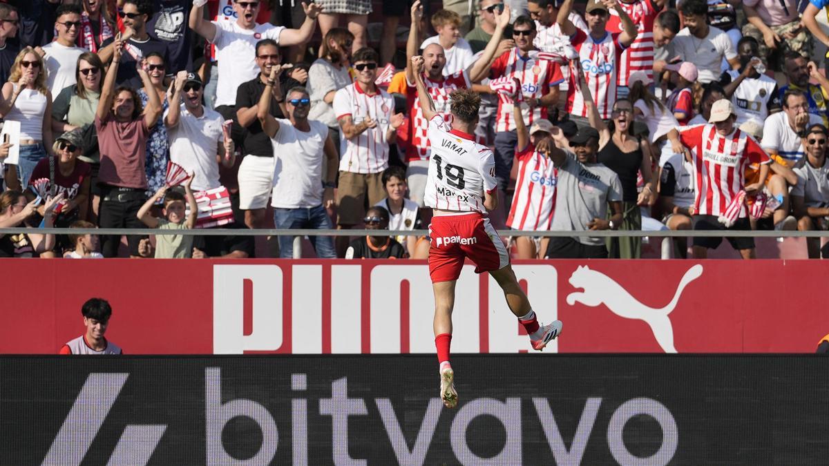 Vanat, celebrant el gol amb l'afició