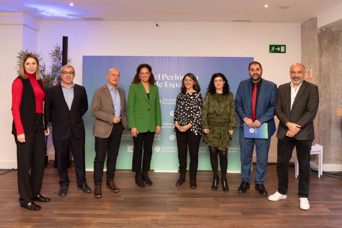 De izq. a dcha., Mar Espinar, portavoz del Grupo Socialista en el Ayuntamiento de Madrid; Jesús Javier Prado, gerente de ‘El Periódico de España’; Josep Maria Palau, director de ‘Viajar’; Catalina Cladera, presidenta del Consell de Mallorca; Marisa Goñi, directora de ‘Diario de Mallorca’; Isabel Castro, secretaria de Estado de Migraciones; Armando Huerta, director de Comunicación de Prensa Ibérica, y Andreu Serra, conseller insular de Transición, Turismo y Deporte y presidente de Fundación Mallorca Turismo