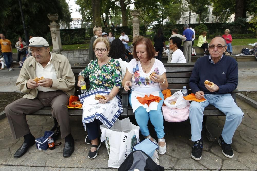 Oviedo celebra el día grande de San Mateo con 7.000 bollos preñaos