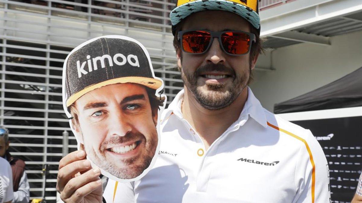 Alonso, con la máscara que lucirán sus fans mexicanos el domingo