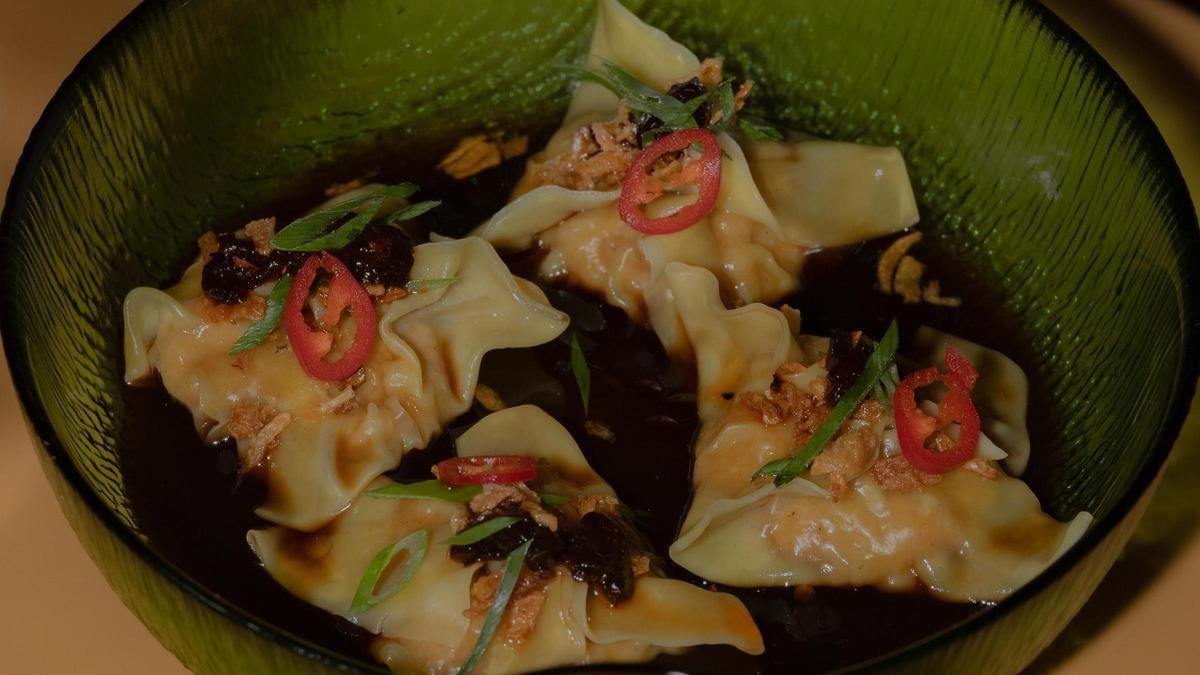Los 'dumplings' de gamba de Palamós y pollo con vinagre negro del restaurante Superauto.