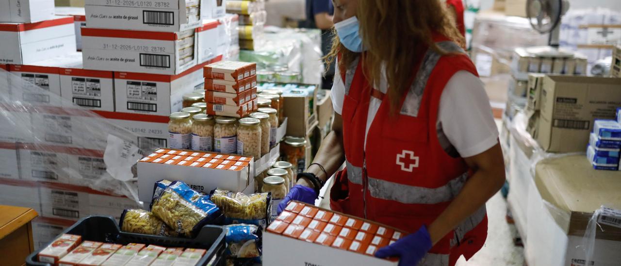 Una voluntaria del banco de alimentos de Cruz Roja de Ibiza, en una imagen de archivo.