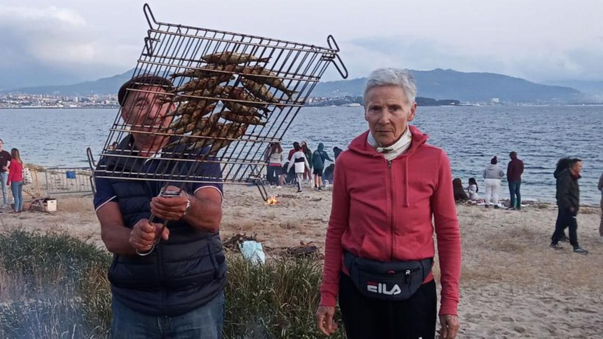 Un vecino asa sardinas para su grupo de amigos en la playa.   | // FDV