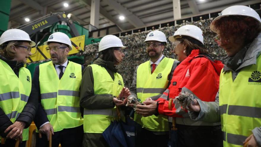 Delia Losa, Juan Cofiño, Nieves Roqueñí, Adrián Barbón, Paz Orviz y Cecilia Pérez, durante la inauguración de la planta de Cogersa.