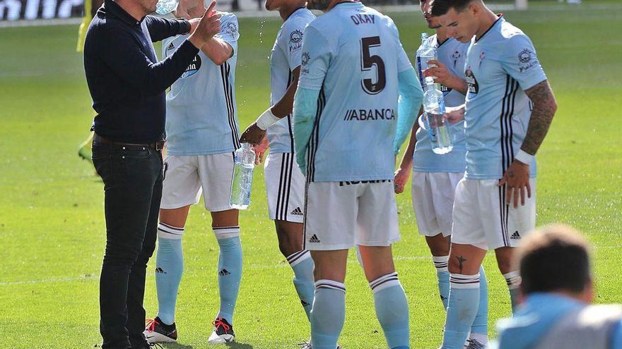 Óscar García conversa con sus futbolistas durante una de las pausas de hidratación del partido.