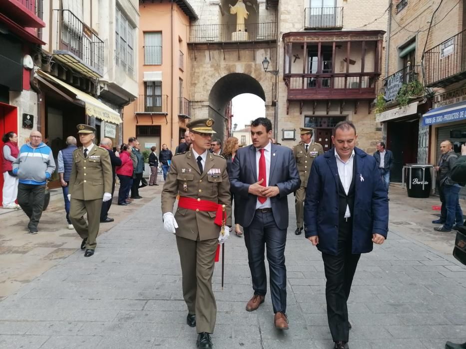 Toro rinde homenaje a la bandera