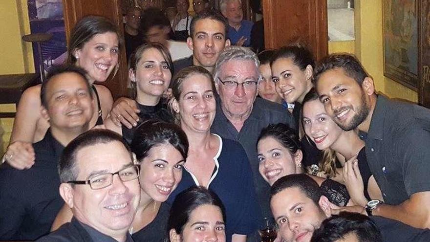 De Niro (centro), con los trabajadores de &quot;La Guarida&quot;. // FdV