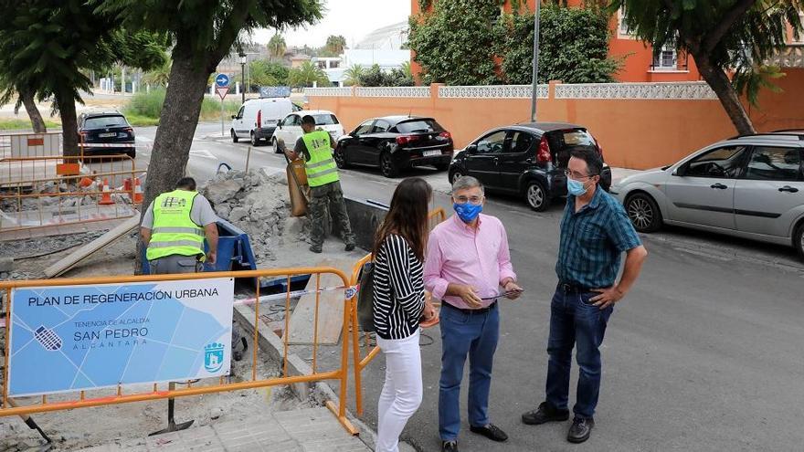 La concejala del PSOE Blanca Fernández muestra el estado del asfaltado de calle Serenata.