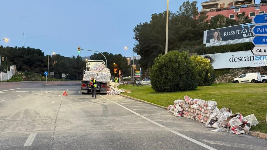 El camión que perdió parte de su carga en Porto Pi.