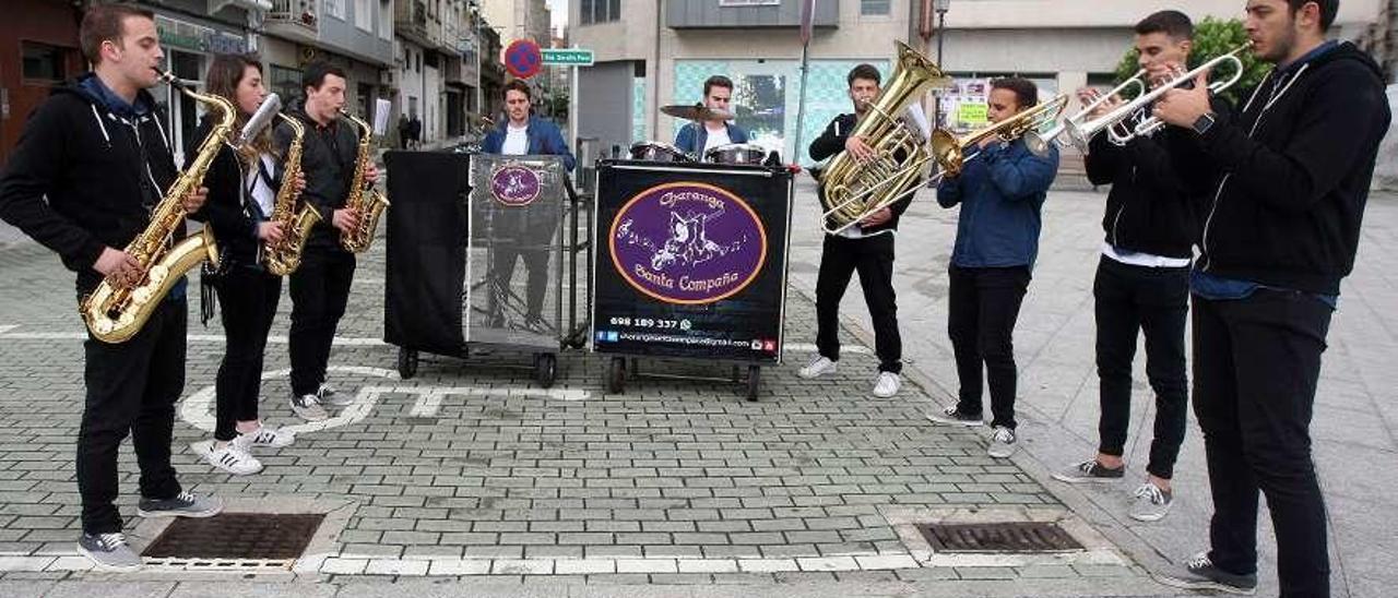 La charanga Santa Compaña, en A Estrada, con motivo de las fiestas del San Paio. // Bernabé / Cris M.V.