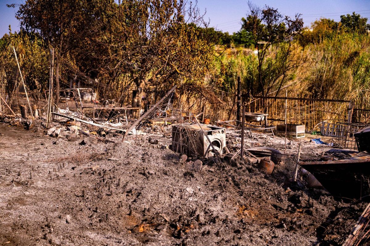 El 1 de julio de 2025, un día después del incendio, la zona cero en las barracas cercanas al Port de Barcelona revela las cenizas de lo que fueron muebles, electrodomésticos, herramientas y elementos de huerto, testimonio de la destrucción causada por el fuego.