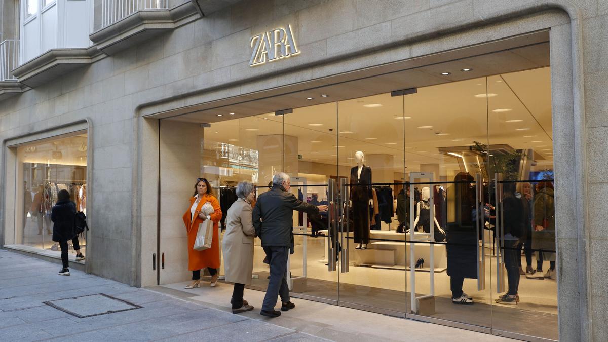 Clientes delante de la tienda de Zara en la calle Príncipe de Vigo.