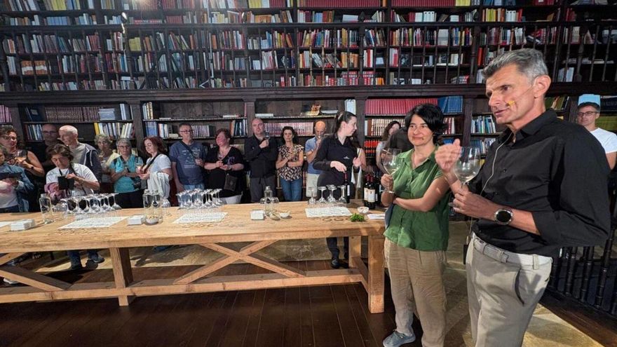 Pedro Olalla y Alicia Andrés, directora del festival, durante la degustación de los vinos griegos.