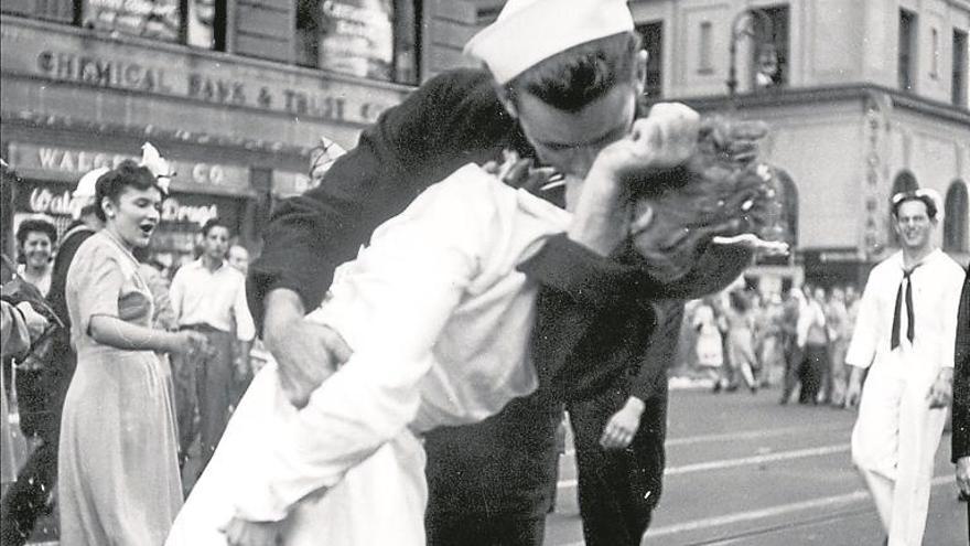 Muere el marino de la mítica foto del beso