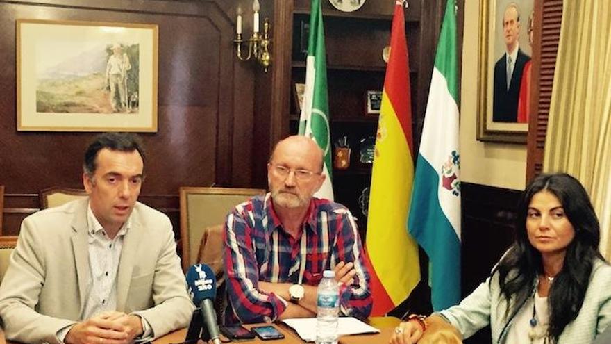 El alcalde de Alcaucín, Mario Blancke (en el centro), visitó ayer el municipio mijeño.