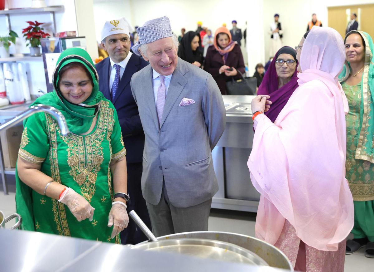 El Rey Carlos III visita el Guru Nanak Gurdwara Luton, donde se brinda enseñanza y práctica religiosa sij para todos los miembros de la comunidad y proporciona servicios sociales voluntarios para los ancianos, jóvenes y otros grupos de la comunidad.