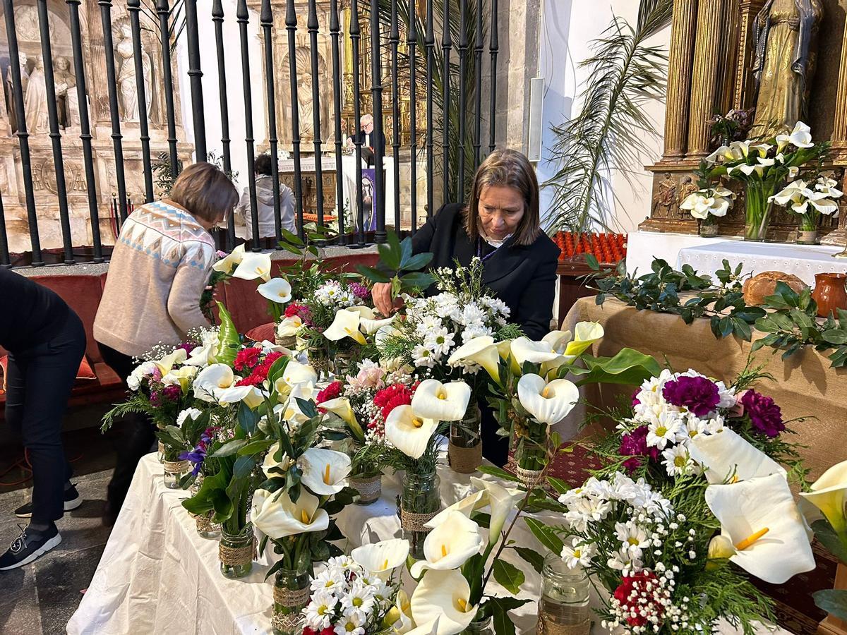 Nati Pérez colocando flores en la ofrenda al Altísimo en Salas.