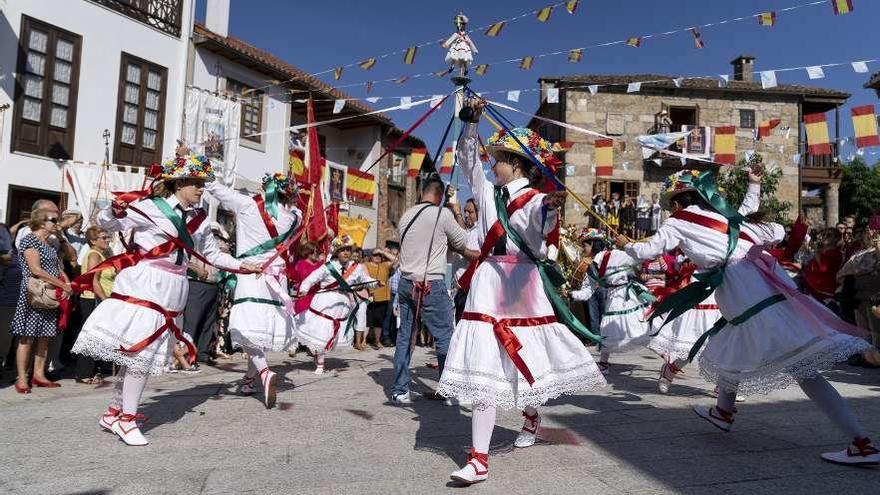 Saludo a la virgen en la procesión del encuentro. // Enzo Sarmiento