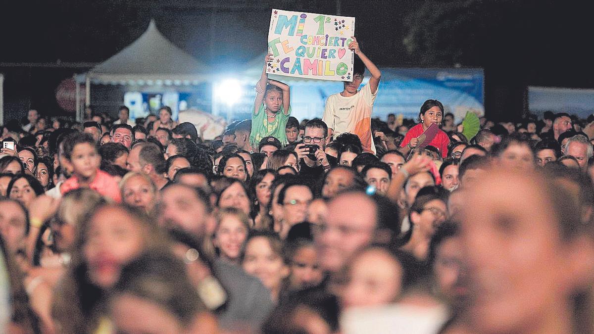 Público de todas las edades vibró con Camilo.