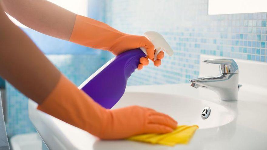 Reemplaza a la esponja para limpiar el baño con este truco que arrasa