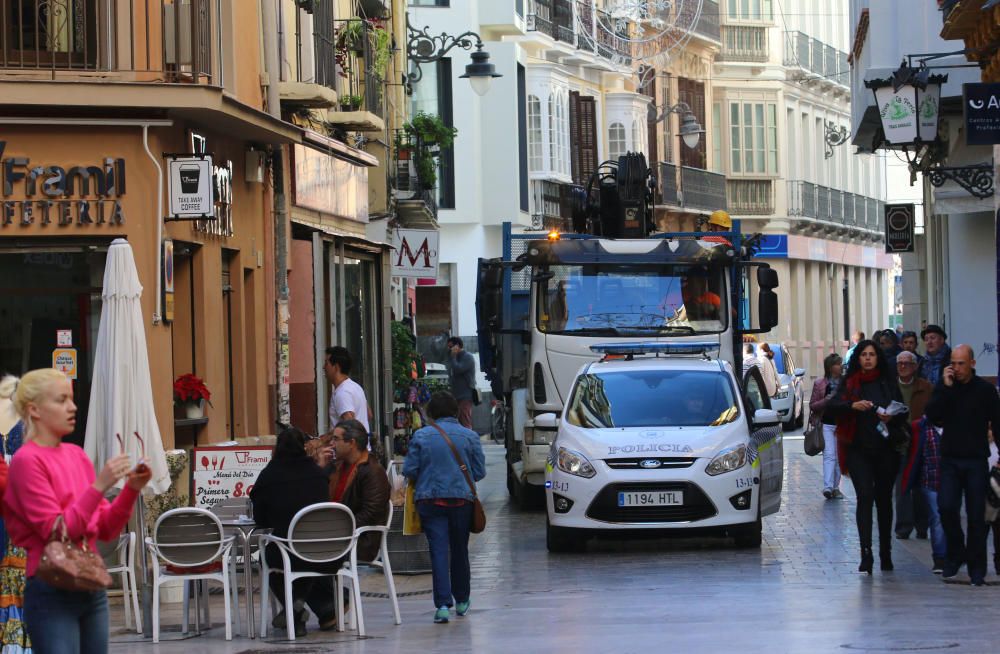 El Ayuntamiento de Málaga adopta medidas de seguridad tras el atentado de un camión en un mercadillo navideño en Berlín el pasado lunes.