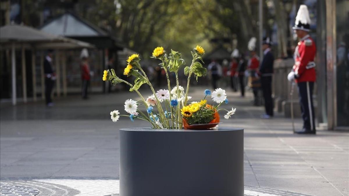 Flores en La Rambla en el aniversario de los atentados del 17A