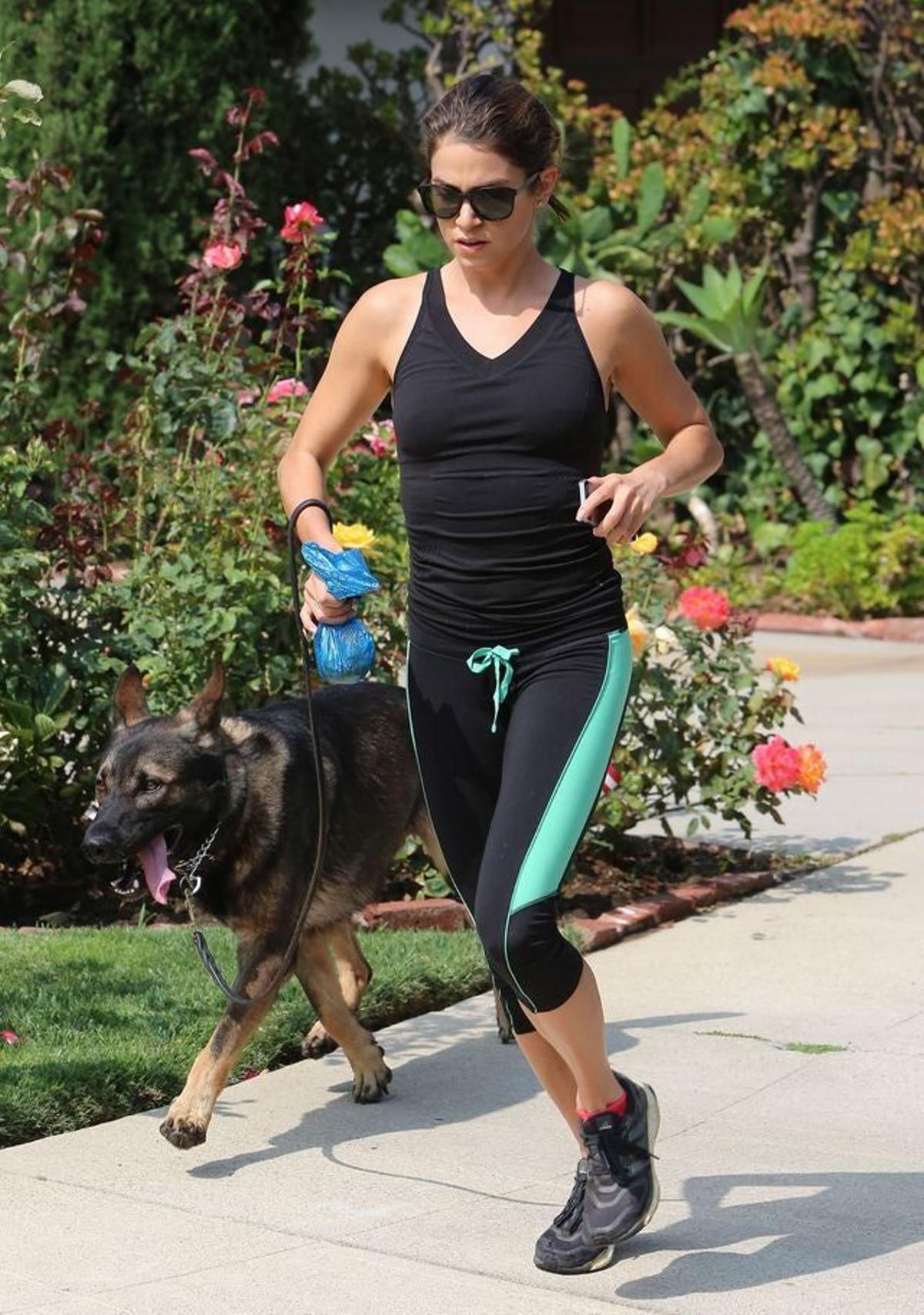 Nicki Reed corre con su perro