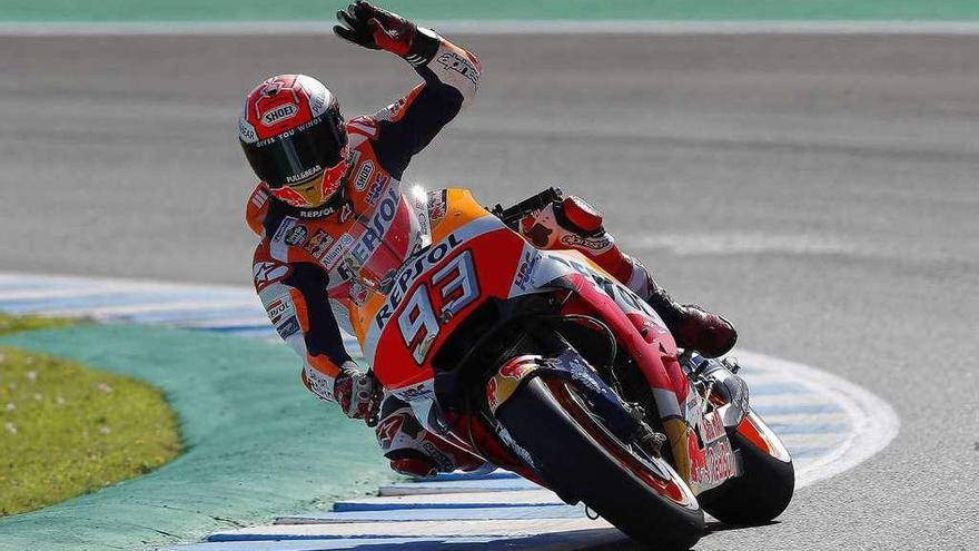 Marc Márquez festeja su victoria, ayer en el circuito de Assen. // Jaime Olivares