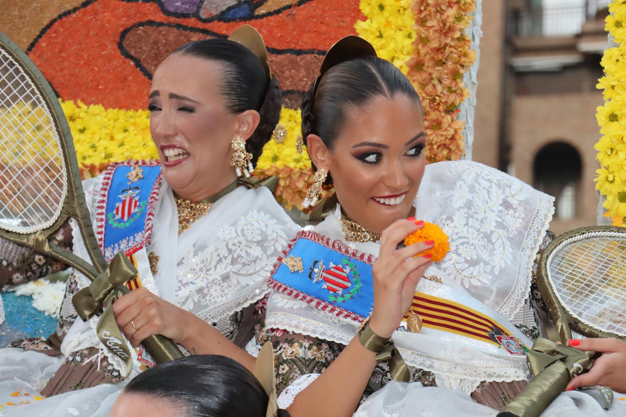 La Batalla de Flores reúne a las falleras de 2022 y 2023