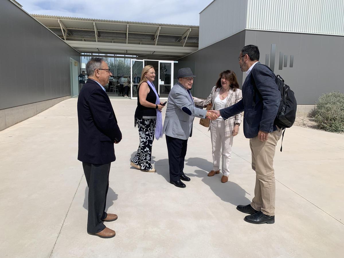 La secretaria general de Fecia, Mercedes Girón, y el presidente de esta patronal, Ramón Jerez (centro), junto a la rectora de la UA, Amparo Navarro, en la visita que realizó al centro de Bétera.