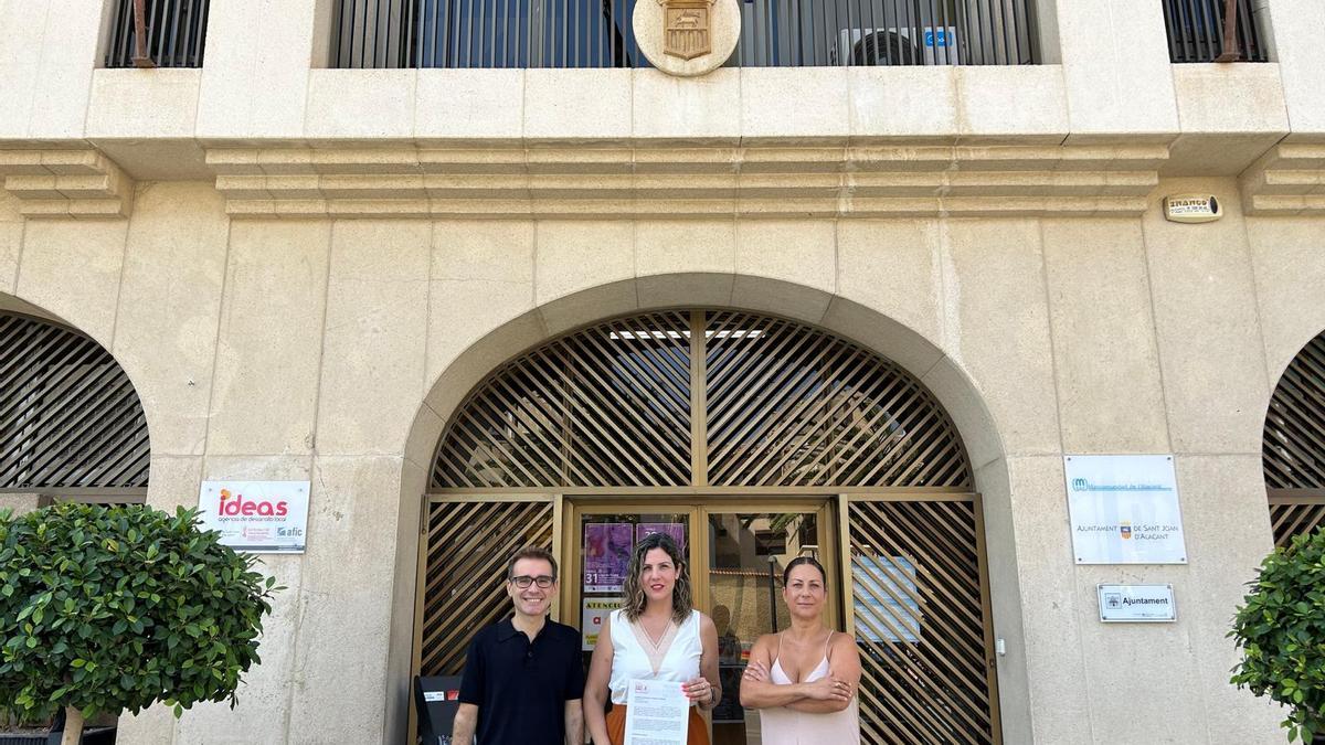 Los portavoces del grupo socialista con la denuncia, frente al Ayuntamiento de Sant Joan.